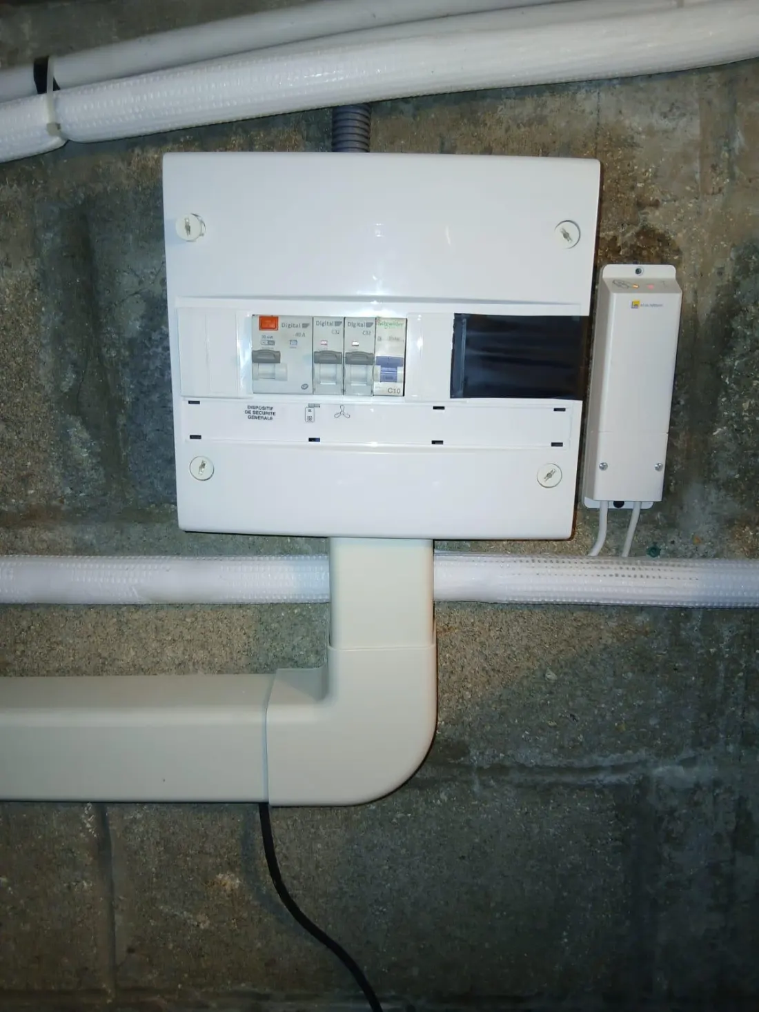 Coffret électrique avec interrupteur différentiel et disjoncteurs