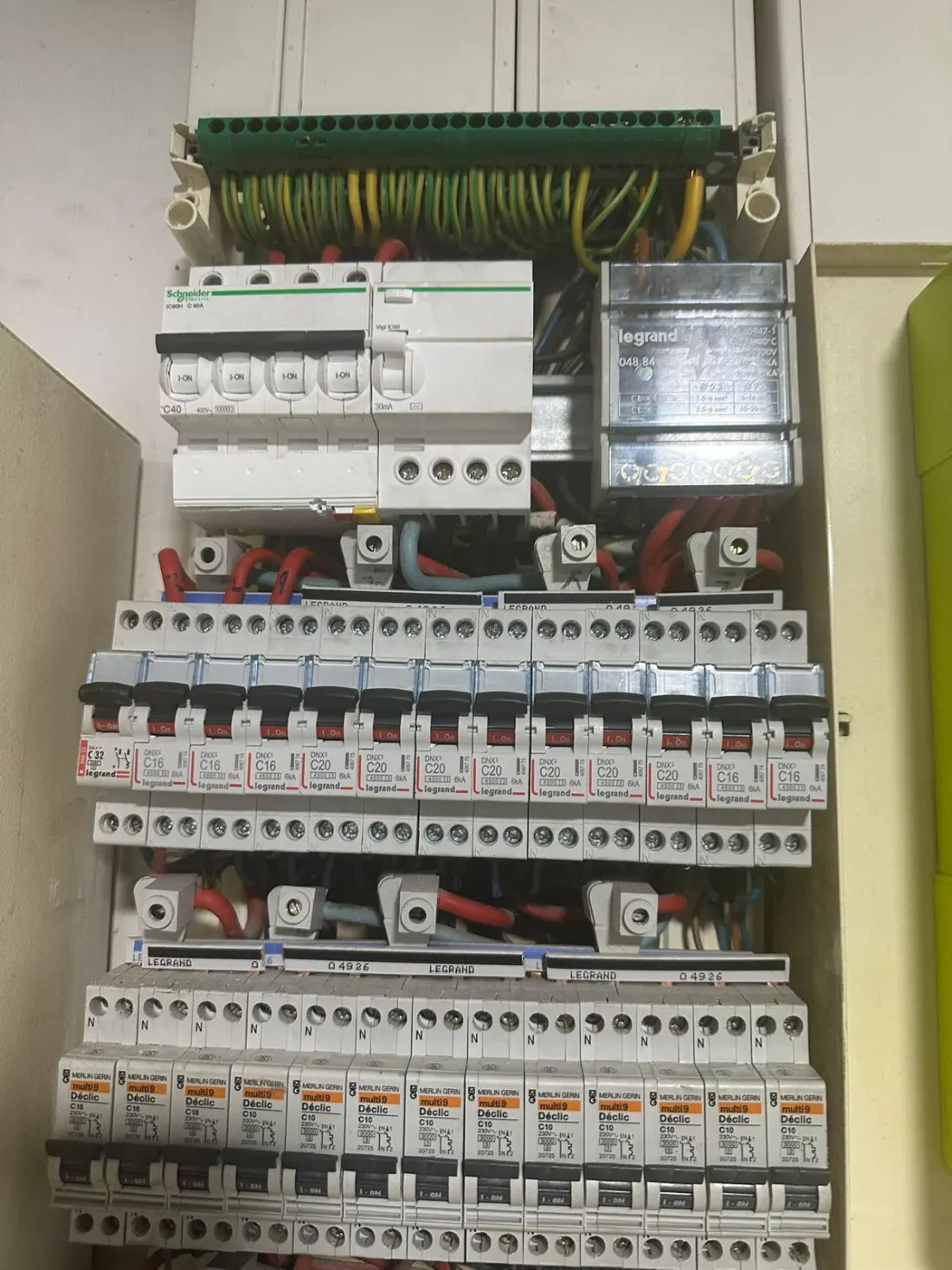 Tableau avec disjoncteurs Legrand DNX3 et bornier de terre
