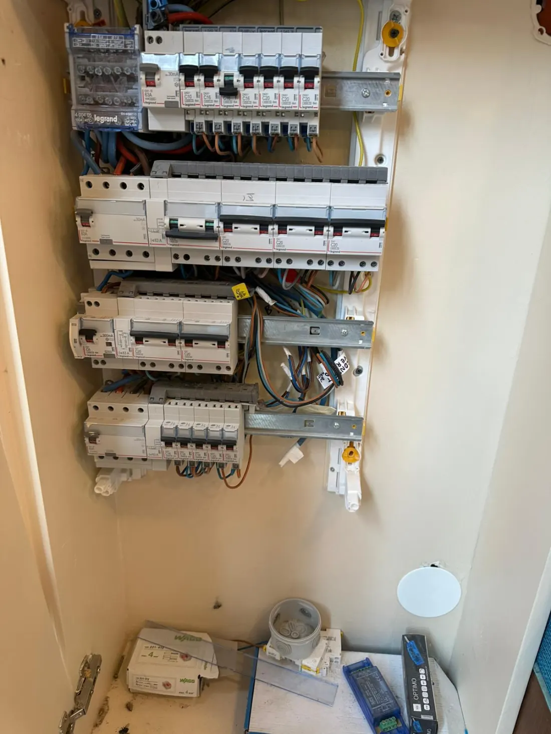Tableau Legrand DX3 en cours de câblage avec boîtes Wago